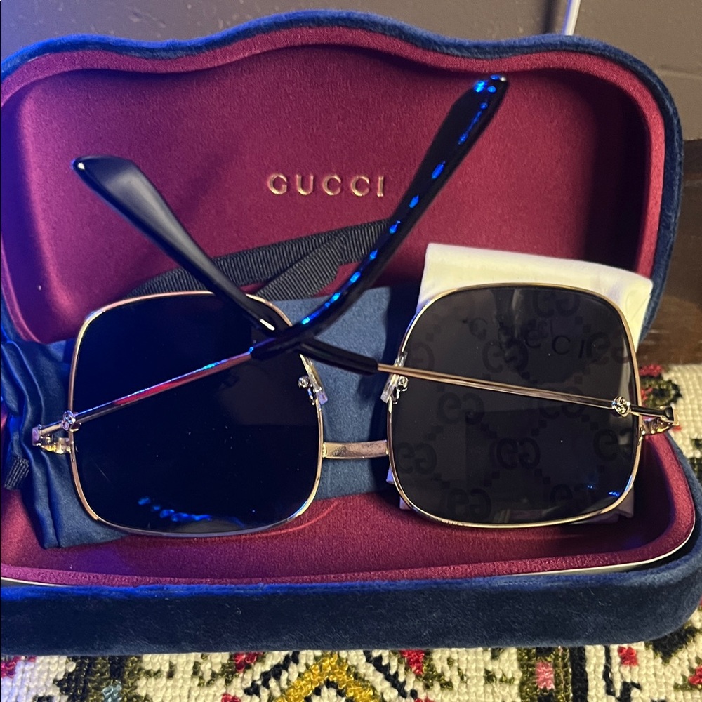 Gucci Sunglasses - Gold frame with Black Tips - Picture 4 of 7